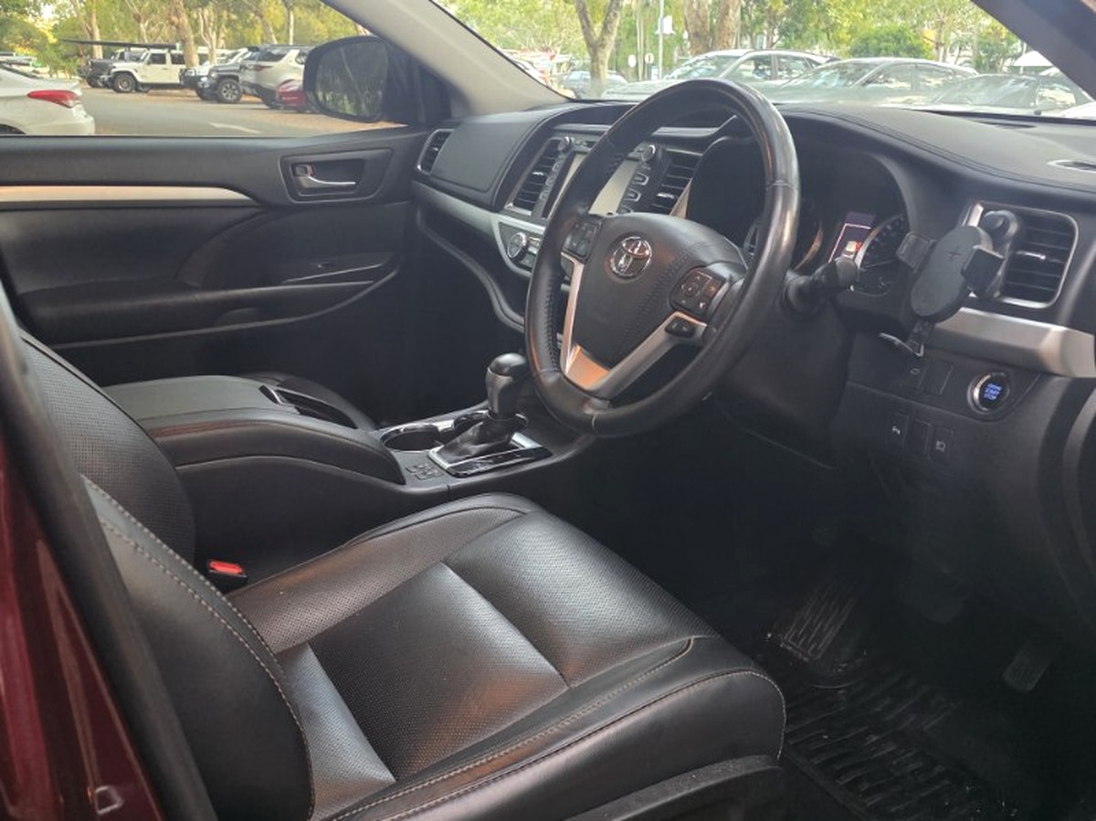 Front cabin interior of the Noosa Prestige Transfers Toyota Kluger